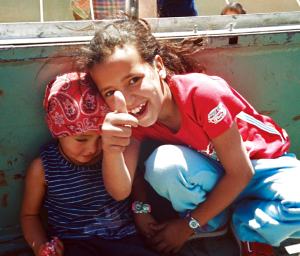 De cuando ser feliz era encontrar el cartón suficiente para forrar los libros. De cuando bastaba con un par de zapatos y un chándal que ha pasado por tres generaciones para vestirse todo el año. De cuando el mayor logro suponía conseguir un lápiz de color por dos sorbos de agua en pleno mes de julio y a 50 grados. De cuando desayunar consistía básicamente en mojar pan en aceite o en té. De cuando mi madre me lavaba la cara justo en la entrada de la jaima y me la secaba con su preciosa melhfa. De cuando mi padre me despertaba para rezar todas las madrugadas. De cuando mi juego preferido consistía en pasar las horas muertas en el tejado de casa. De cuando las mejores fiestas se hacían en casa de los abuelos con un candil medio-iluminando la jaima. De cuando el concepto de fiesta se refería única y exclusivamente a una reunión familiar. De cuando en vísperas de la fiesta del cordero todos querían invitar primero. De cuando nos cogíamos de la mano sin premeditación. Y no entendíamos el porqué. De cuando la palabra era el único medio de credibilidad. De cuando éramos más de los que éramos capaces de sentir. En definitiva, de cuando, inconscientemente éramos nosotros mismos sin importar el como ni el porqué. Lo éramos y punto. Hablo de cuando éramos unos críos que solo sabían ser felices. Nada más.