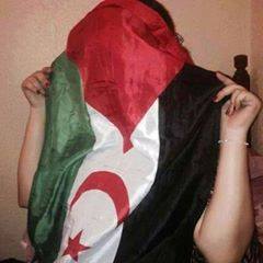 mujer saharaui con bandera en la cara
