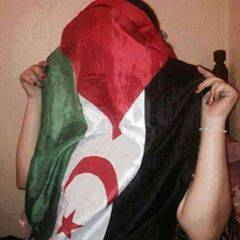 mujer saharaui con bandera en la cara