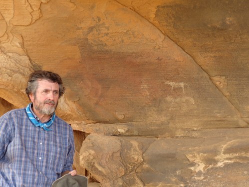 2. Andoni Sáenz de Buruaga frente a un panel de pinturas prehistóricas saharianas